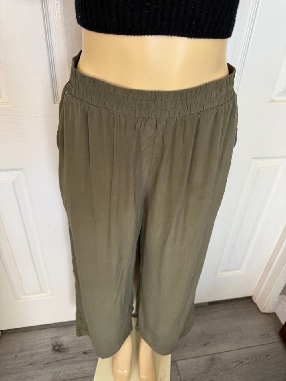 Splendid 100% silk pull on straight leg olive green pants medium